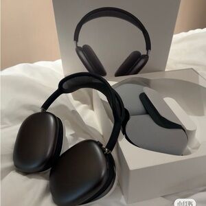 Hello my loves I am selling a pair of AirPod Max for only 95$ ☺️